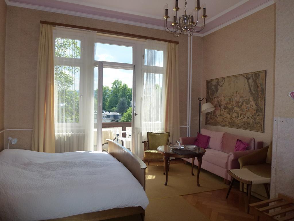 Hotel Tanneck บาเดน-บาเดน ภายนอก รูปภาพ